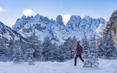 在三峰下的白云岩上穿雪鞋