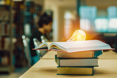 在学校、大学、学院的图书馆里打开一堆书。