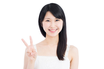 妇女做和平手势
