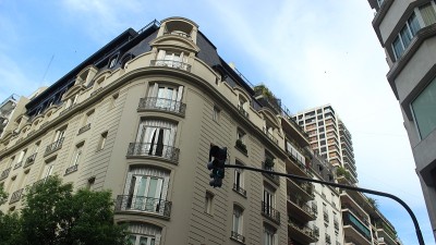街角的城市街道与法国风格的建筑和现代住宅塔楼在后面