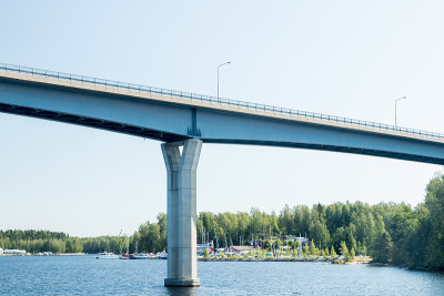 芬兰拉彭兰塔的Luukkaansalmi桥。Saimaa湖的景色。