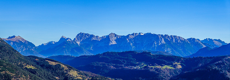 在Garmisch-Partenkirchen - Kramer山和Felsen-Kanzel的观点