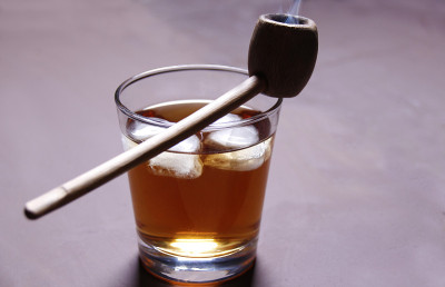一杯酒和一个烟斗