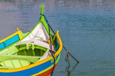 马耳他Marsaxlokk港的传统Luzzu船。