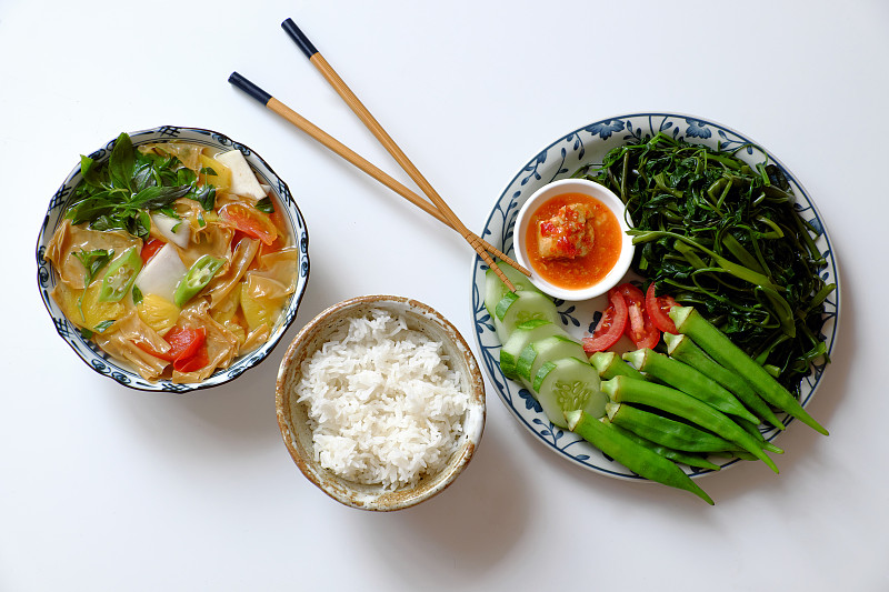 每日午餐时间素食，煮秋葵，水煮菠菜，豆腐芝士黄瓜，米饭碗，蔬菜汤，简单的素食健康饮食预览效果