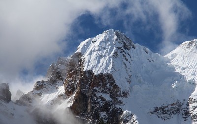 蓝天白云下的雪山山峰