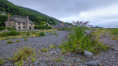 英国德文郡埃克斯穆尔市边缘的波洛克堰村(Porlock Weir village)晨雾蒙蒙的景色