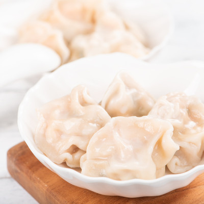 新鲜，美味的煮猪肉饺子，饺子在白色的背景与酱油和筷子，近，生活方式。自制的设计理念。