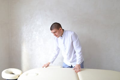 专业男性按摩师准备接待病人