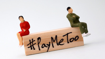 斜面木块上写着#PayMeToo。一场弥合性别差距的新社会运动。