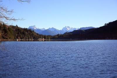 卡瓦诺湖的喀斯喀特山景