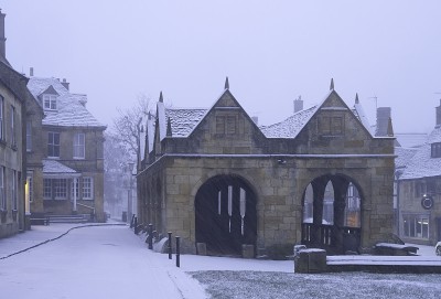 英国格洛斯特郡科茨沃尔德的奇平坎普登下起了大雪