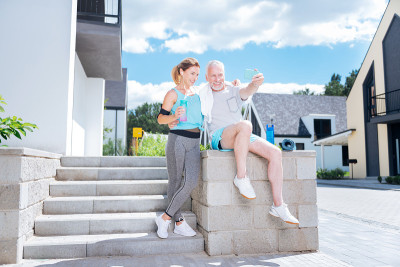 金发女子拿着一瓶水，与丈夫自拍