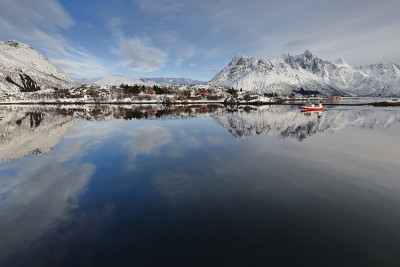 从渔港锡尔德波约纳湾向东北方向望去。Austnesfjorden-Austvagoya-Nordla