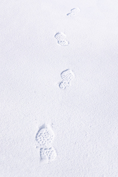 雪地里一个人的脚印