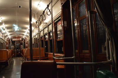 路易斯安那州新奥尔良市夜间的有轨电车