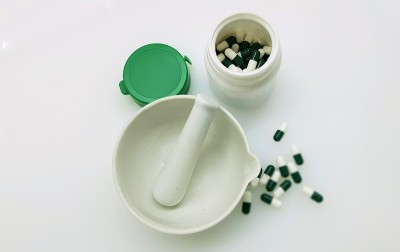 绿色胶囊和灰浆