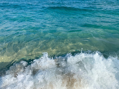 绿松石般的海浪拍打着海滩