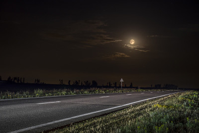 夜路上的满月