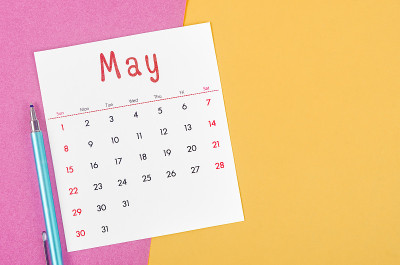2022年5月日历彩色背景用笔。