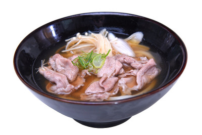 牛肉乌冬面，日式料理风格孤立在白色背景与剪裁路径