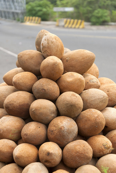 危地马拉街头出售的一群扎波特。热带成熟果实。Pouteria sapota。