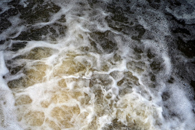 湍急的水流过小堰