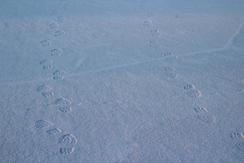 冬天雪地冰面上的人的鞋底脚印