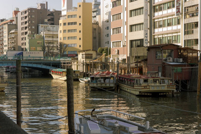 日本的船屋漂浮在河上