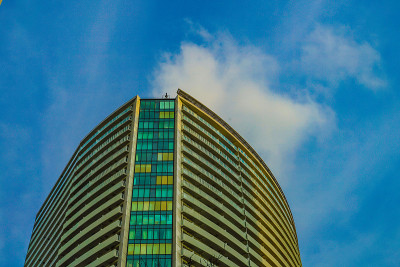 阳光明媚的天空和港人未来的建筑