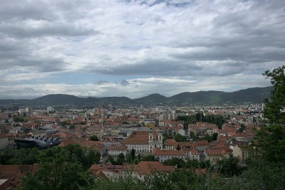 格拉茨城全景照片与“Kunsthaus Graz”在一个阴天从Schlossberg Graz拍摄