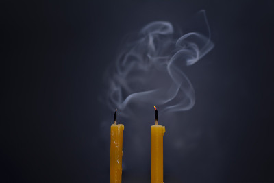 燃烧，蜡烛和烟雾扩散到空气中，庆祝