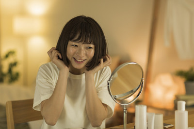 年轻女子待在家里