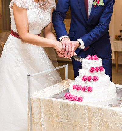 新娘和新郎正在切结婚蛋糕