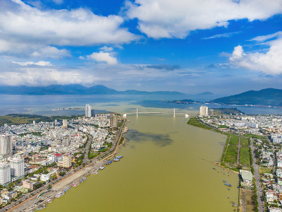 鸟瞰岘港市，这是一个非常著名的旅游目的地。