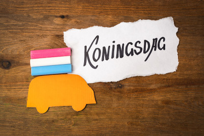 荷兰传统节日Koningsdag国王节木制桌子上