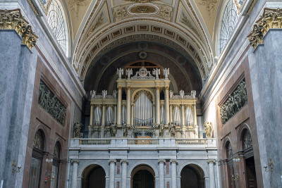 匈牙利Esztergom Basilica的风琴。
