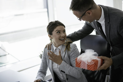 一位女商人从她的同事那里收到了一份礼物。