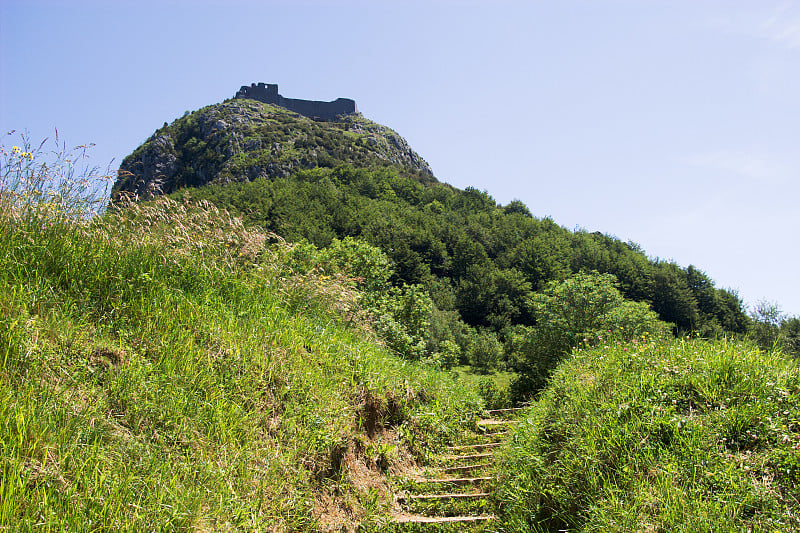 底部陡峭攀爬