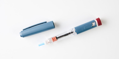 胰岛素笔或胰岛素注射器隔离白色