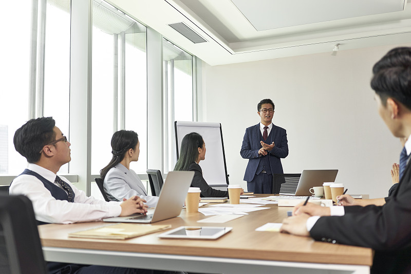 亚洲商务人士在公司会议室开会