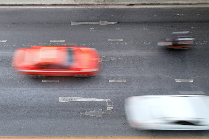 在俯视图上，汽车在道路上的移动速度变得模糊