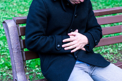 男人抱着他的肚子