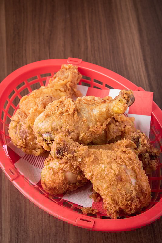 塑料篮里的炸油条鸡