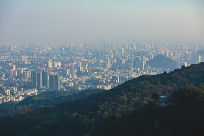 从中国广东省白云山看广州市和珠江新城，阳光明媚的夏日