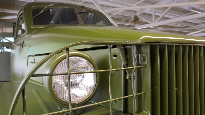 Studebaker US6圆头灯的特写。1941年至1945年生产的三轴卡车。提高了越野能力和运载