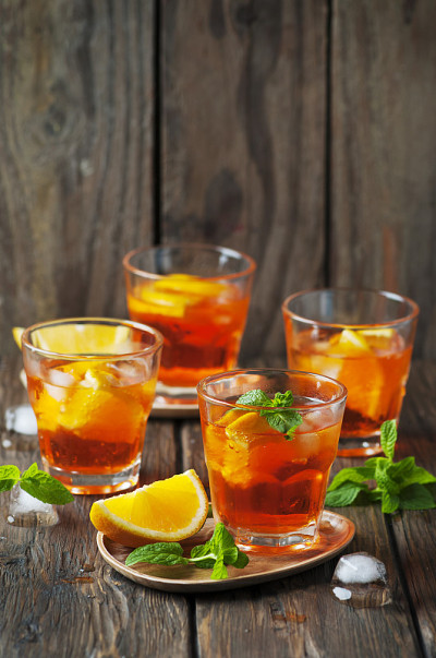一杯加冰、橙和薄荷的aperol
