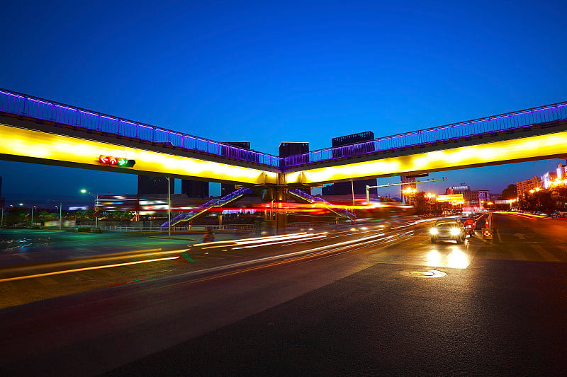 城市人行天桥与道路交叉口的夜景