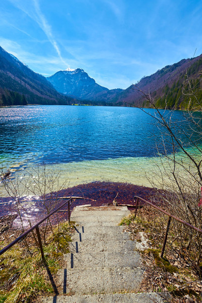 奥地利阿尔卑斯山脉的Vorderer Langbathsee湖。美丽的春天景色。