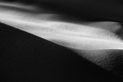 雪沙丘冬天黑和白色